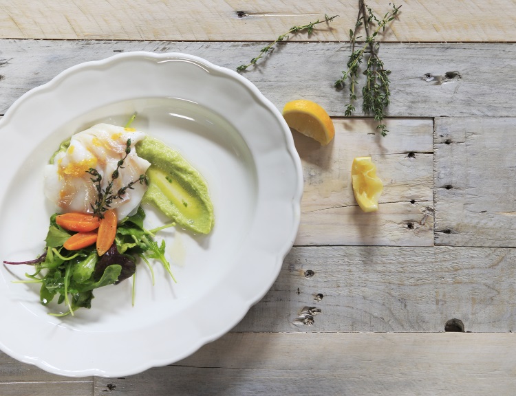 Flaked cod with avocado coulis and rucola